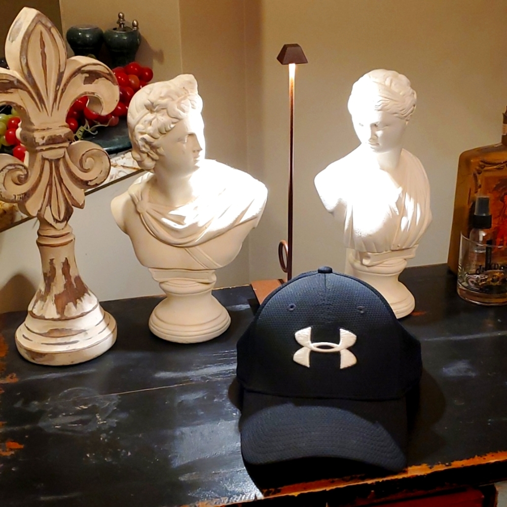 Mens black Under Armour baseball cap.